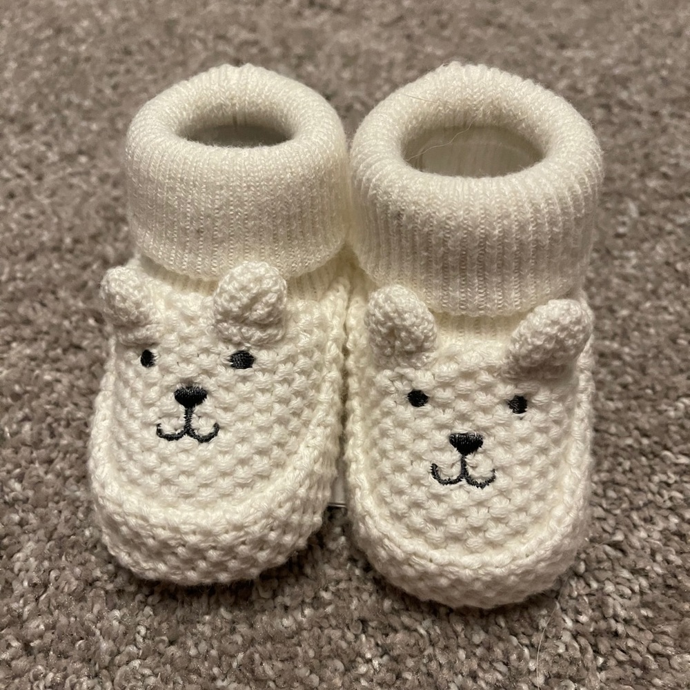 NWT- new born baby booties with white bears